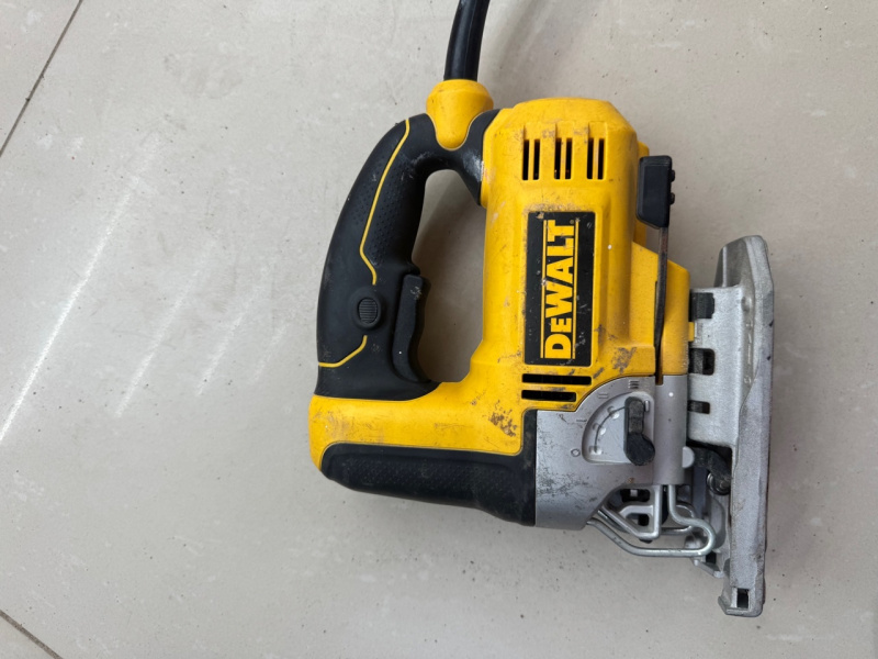 Электролобзик Dewalt DW349-KS
